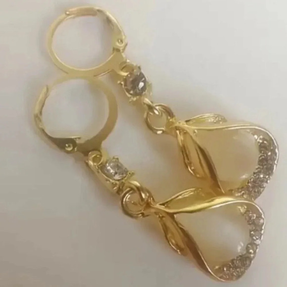 NWT Droplet Shape Dangle Earrings - Elegant, Unique, Zirconia Inlaid - Picture 2 of 5